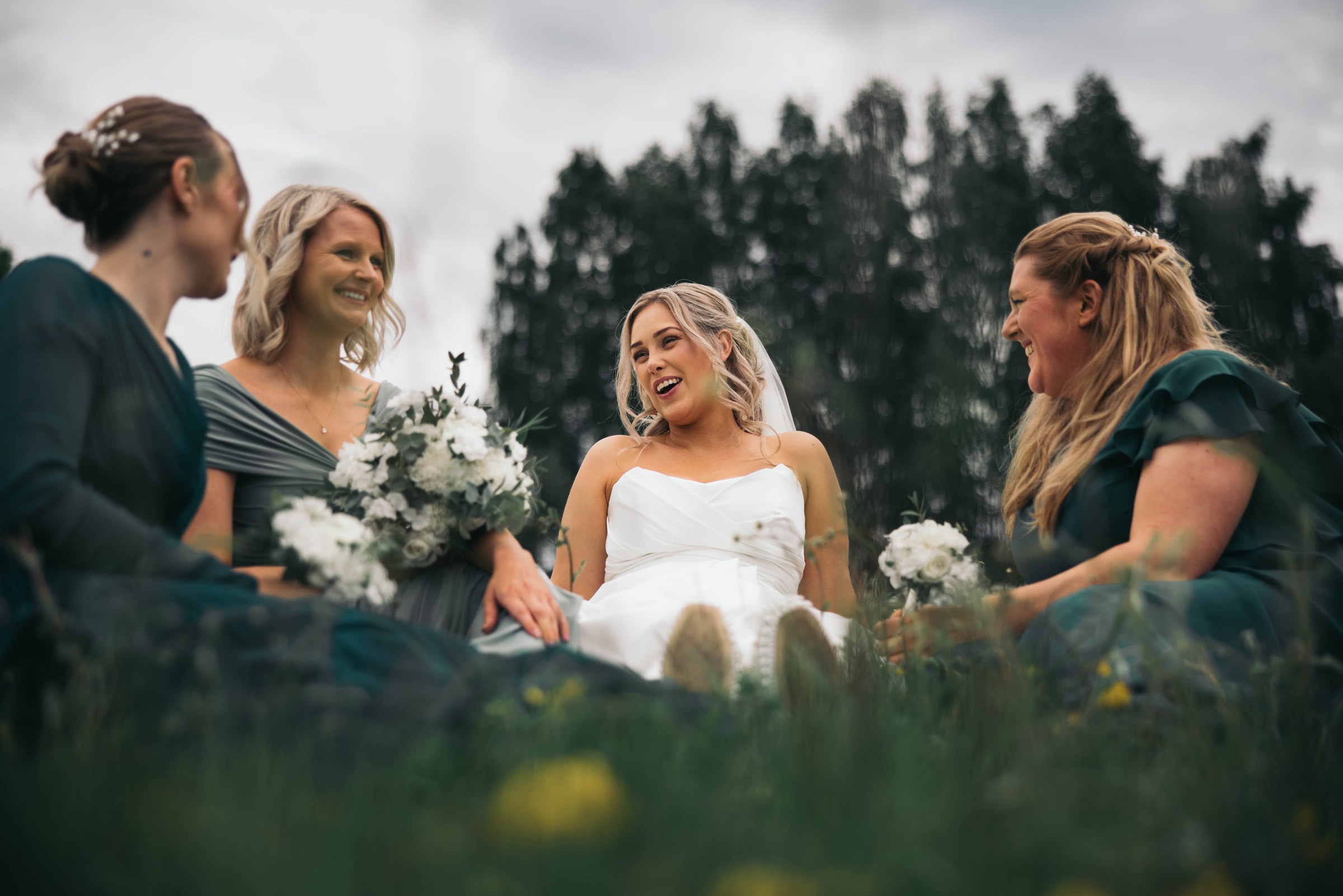 Kamilla ler sammen med venner utendørs